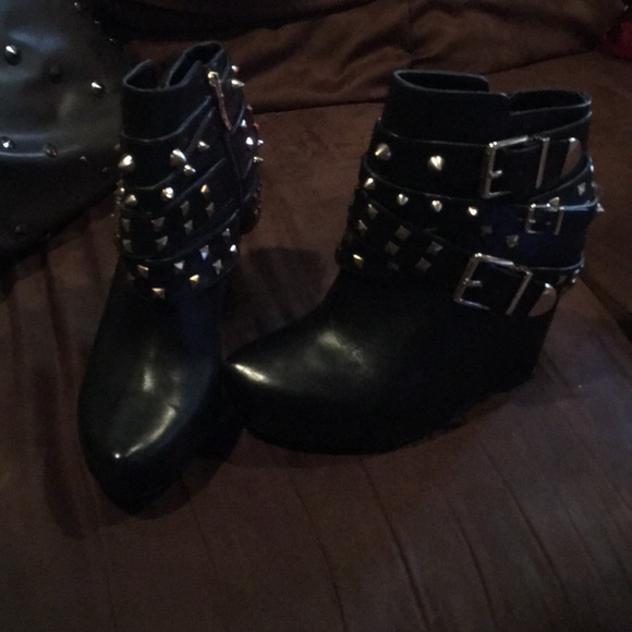 Shoes - Picture 2 of 2